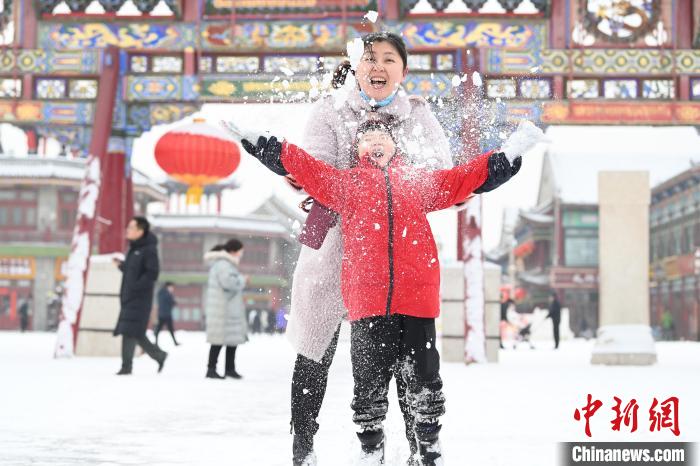 2月13日，家長(zhǎng)與小朋友在呼和浩特市大召?gòu)V場(chǎng)享雪趣?！⑽娜A 攝