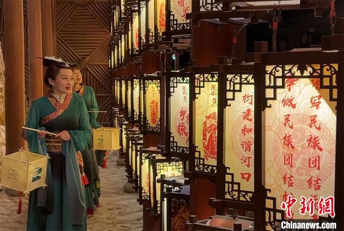 圖為游客身著古裝逛燈會?！堈裣?攝