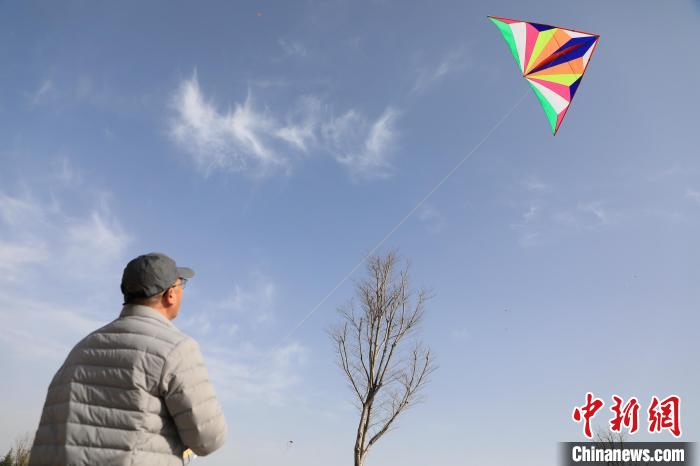 市民在放風(fēng)箏。　鄧小強(qiáng) 攝