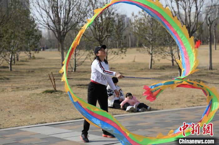 市民在公園里上演彩綢舞?！∴囆?qiáng) 攝