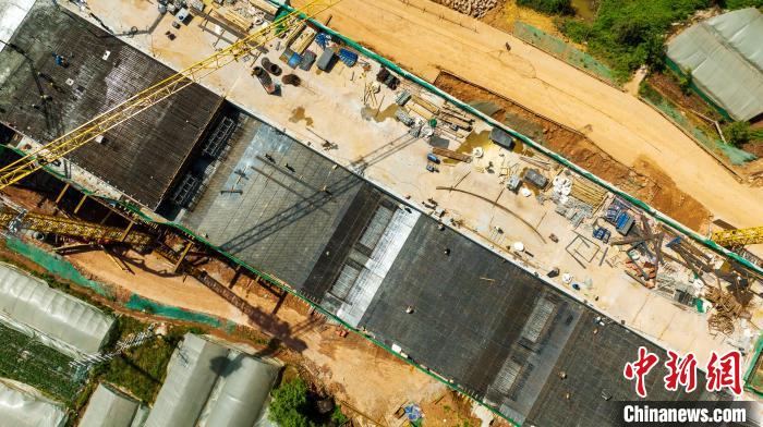 俯瞰正在建設(shè)的天府站多線橋鋼筋鋪架現(xiàn)場。　劉忠俊 攝