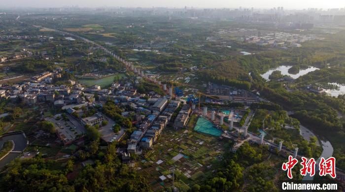 航拍正在建設(shè)中的成都至自貢高速鐵路成都段。　劉忠俊 攝