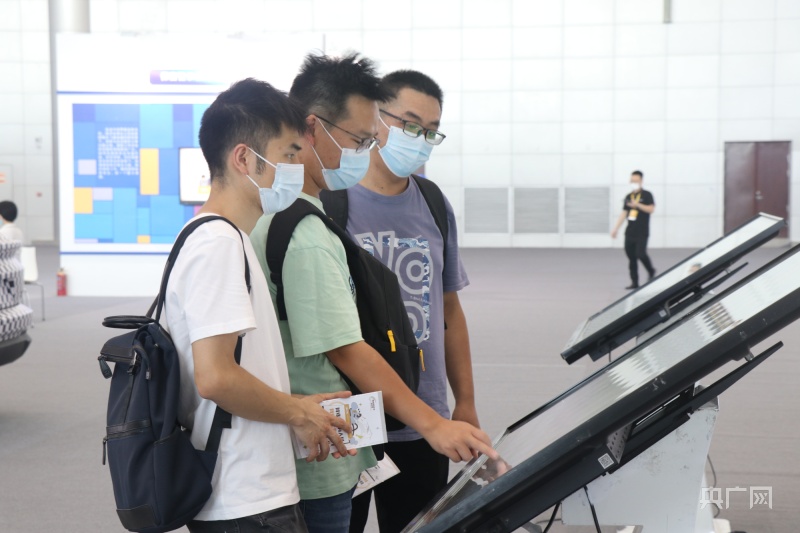 市民結(jié)伴而行，一起認(rèn)真了解網(wǎng)絡(luò)安全科普知識(shí)(央廣網(wǎng)記者 趙家慧 攝)