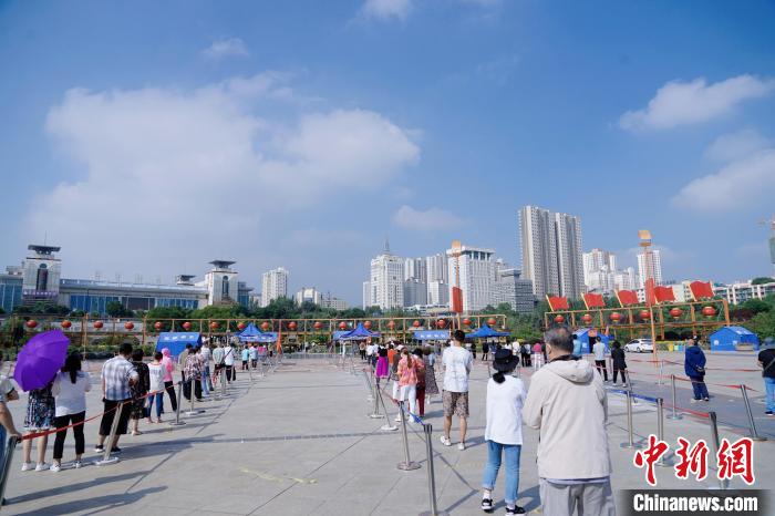 資料圖為居民有序排隊(duì)進(jìn)行核酸檢測(cè)。　馬銘言 攝