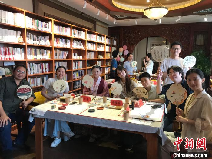 9月14日，“月動(dòng)臨秋扇”中華傳統(tǒng)文化沉浸式體驗(yàn)活動(dòng)在北京紀(jì)曉嵐故居舉辦。陳建新 攝 陳建新 攝