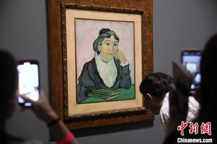 觀眾欣賞梵高畫作《阿爾勒婦女(吉努夫人肖像)》?！埡鄠?攝