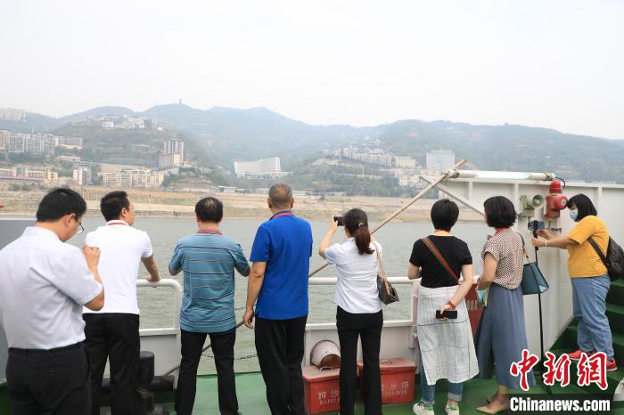 重慶市政協(xié)“同心聚力巴渝行”主題采訪團(tuán)15日走進(jìn)奉節(jié)，了解當(dāng)?shù)卣f(xié)委員護(hù)江成效?！×簹J卿 攝