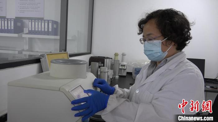 檢驗(yàn)員對樣品進(jìn)行檢測?！⊥趸萘?攝