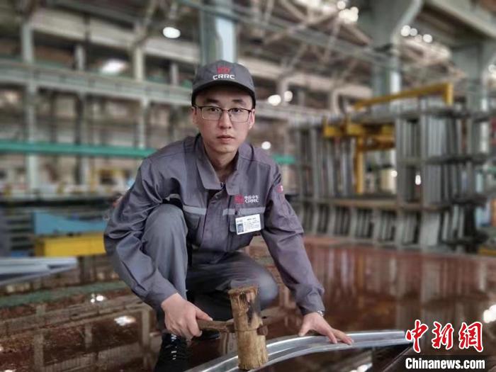 王漢卿在調(diào)修側(cè)墻彎梁?！∈茉L者供圖