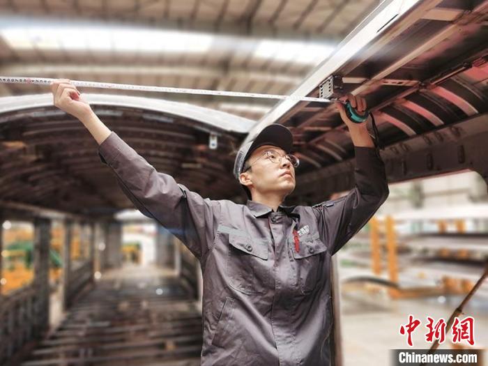 王漢卿在安裝車頂二次骨架吊。　受訪者供圖