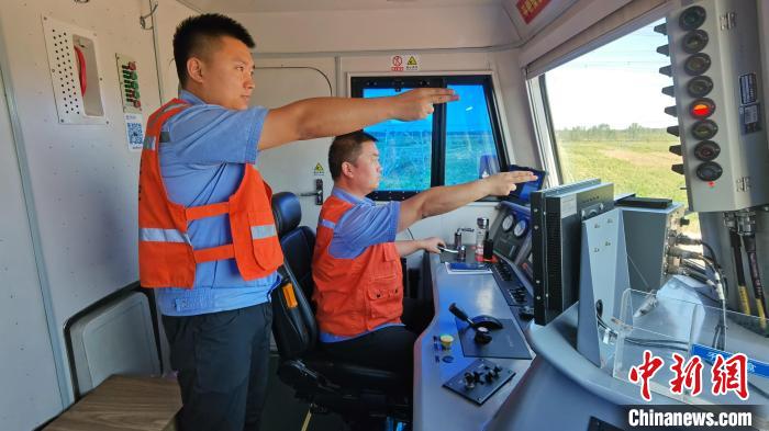 為確保首趟班列安全正點(diǎn)開行，東營(yíng)鐵路運(yùn)輸分處認(rèn)真做好班列開行的各項(xiàng)準(zhǔn)備工作?！≈需F三局運(yùn)輸工程分公司供圖