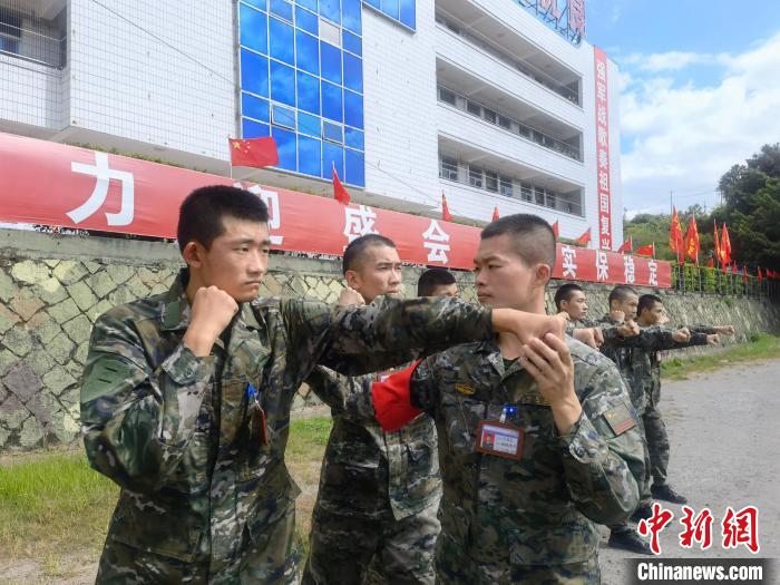 新兵尤云龍(左)不斷向一名合格軍人蛻變?！￡愴?攝