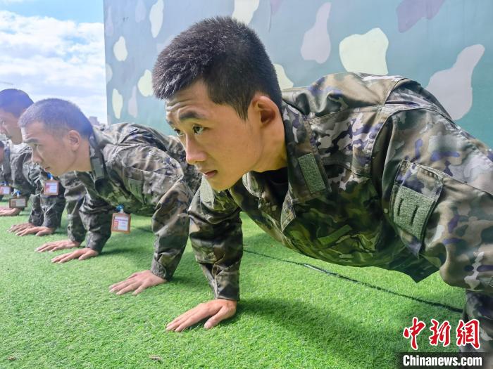 尤云龍正在和戰(zhàn)友進行體能訓練?！×志杆?攝