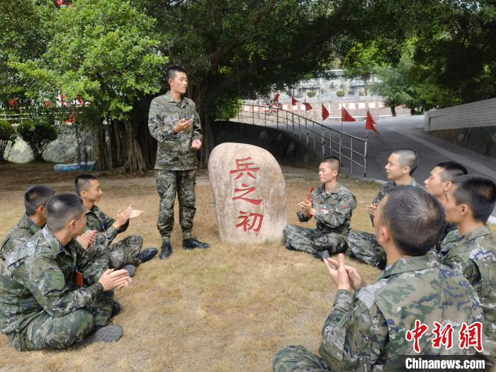 尤云龍為戰(zhàn)友講述父輩保家衛(wèi)國的故事。　鐘煒俊 攝