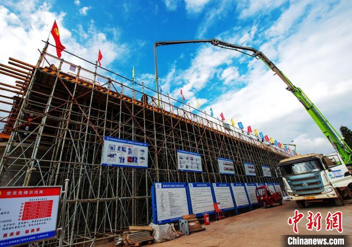 圖為渝昆高鐵云南段境內(nèi)首座大橋連續(xù)梁混凝土澆筑施工現(xiàn)場(chǎng)?！『螀矽i 攝
