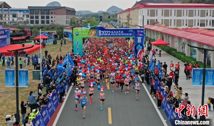 2022年龍虎山半程馬拉松鳴槍開跑?！⒅剧?攝