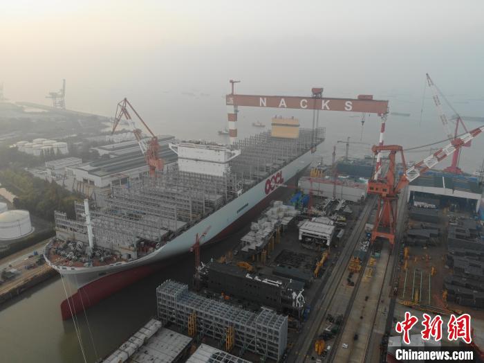 15日，全球綠色環(huán)保型集裝箱船“巨無霸”從江蘇出塢?！∧贤êＪ戮止﹫D