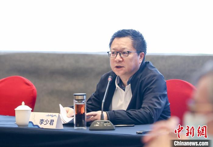 《詩刊》社主編李少君發(fā)言。　霞浦縣融媒體中心 供圖