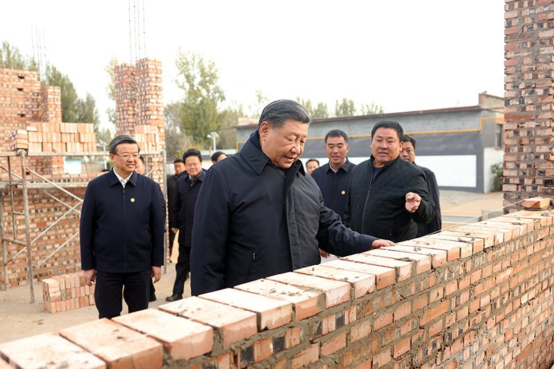 2023年11月10日，習(xí)近平總書記在河北保定涿州市刁窩鎮(zhèn)萬全莊村房屋重建施工現(xiàn)場考察。