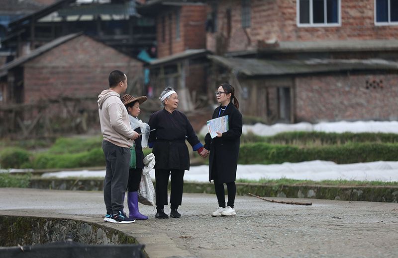 2022年3月24日，在廣西柳州市三江侗族自治縣良口鄉(xiāng)南寨村，紀(jì)檢監(jiān)察干部(右一、左一)在了解惠農(nóng)政策落實(shí)情況。