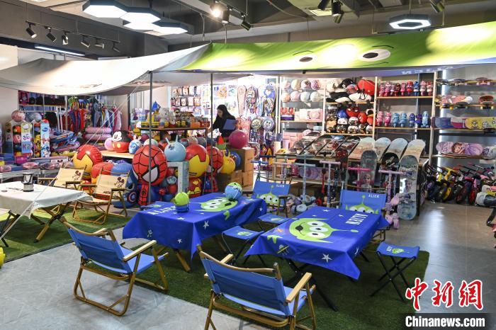 葉偉倫的體育用品公司推出了一系列產(chǎn)品?！￡愺K旻 攝