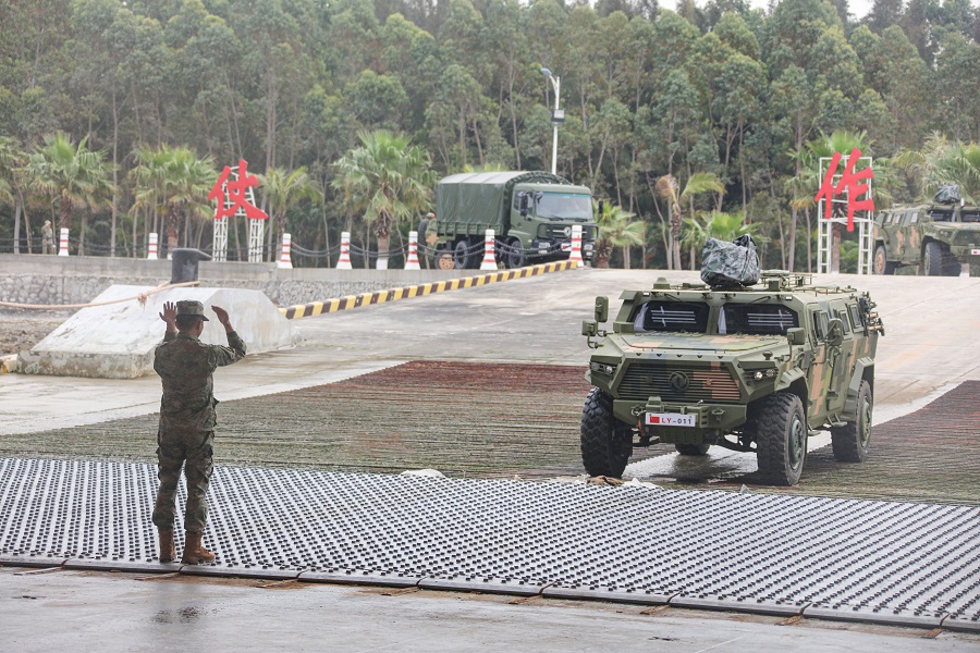 井岡山艦出發(fā)前進行車輛裝載。井岡山艦供圖