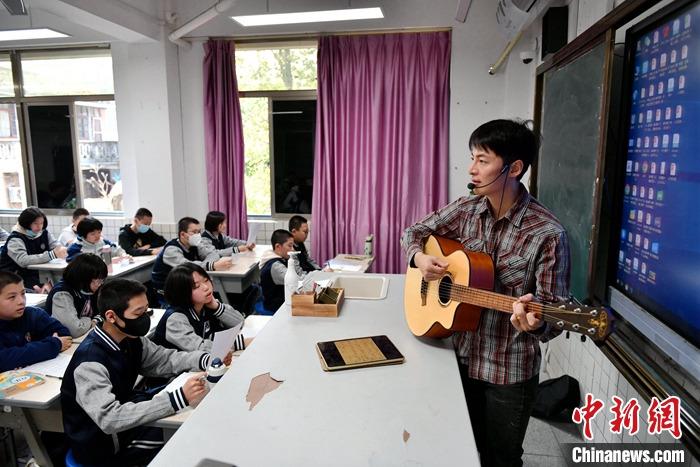 圖為3月16日，張家豪在福建福州延安中學(xué)教學(xué)。 <a target='_blank' href='/'><p  align=