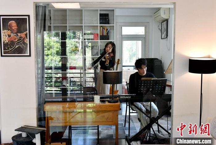 圖為3月10日，林佳臻(左)與張家豪在福建福州租的套房內(nèi)排練。 <a target='_blank' href='/'><p  align=