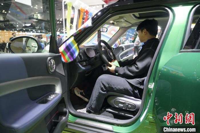 圖為觀眾在展會(huì)試駕車輛。　劉旭 攝