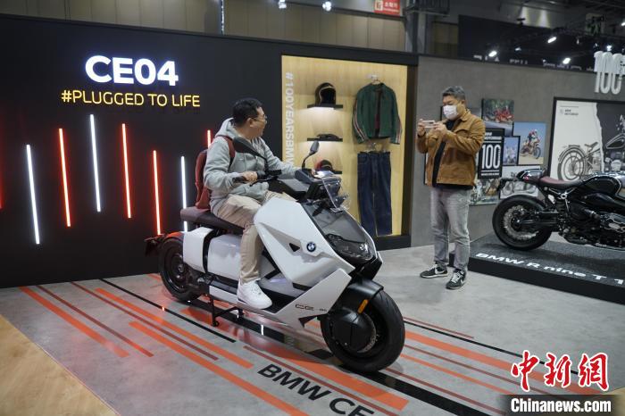 圖為觀眾在展會(huì)試駕車輛?！⑿?攝