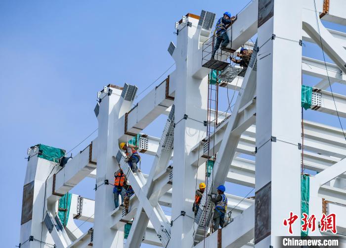 圖為海南商業(yè)航天發(fā)射場1號工位建設(shè)現(xiàn)場，工人正緊鑼密鼓施工?！●樤骑w 攝