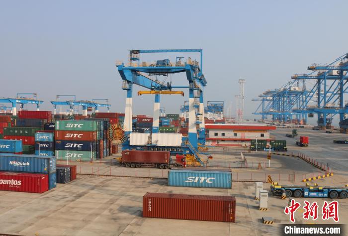 北部灣港欽州自動化集裝箱碼頭?！￡惽锵?攝