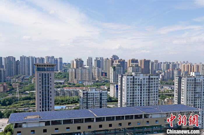 圖為輝騰能源在重慶市九龍坡區(qū)留學(xué)生創(chuàng)業(yè)園屋頂建設(shè)的光伏發(fā)電示范項目?！∈茉L企業(yè)供圖