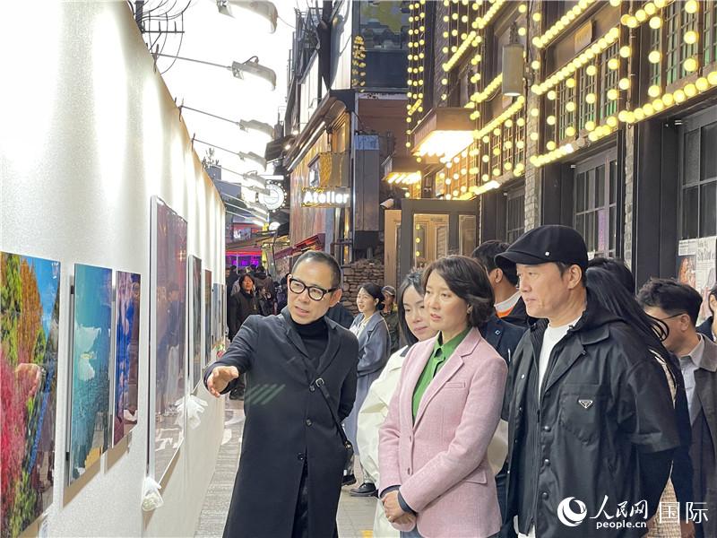 韓國中小風(fēng)險(xiǎn)企業(yè)部長(zhǎng)官李永參觀梨泰院街頭藝術(shù)展。實(shí)習(xí)生 許鵬飛攝