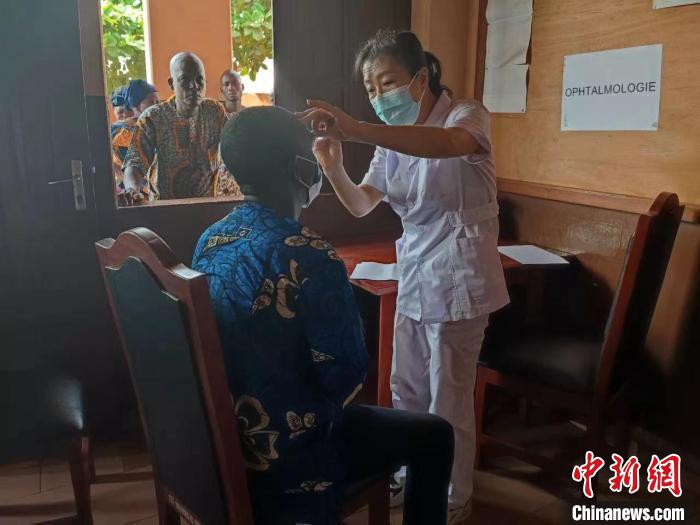 義診現(xiàn)場?！≈袊?寧夏)第26批援貝寧醫(yī)療隊 供圖