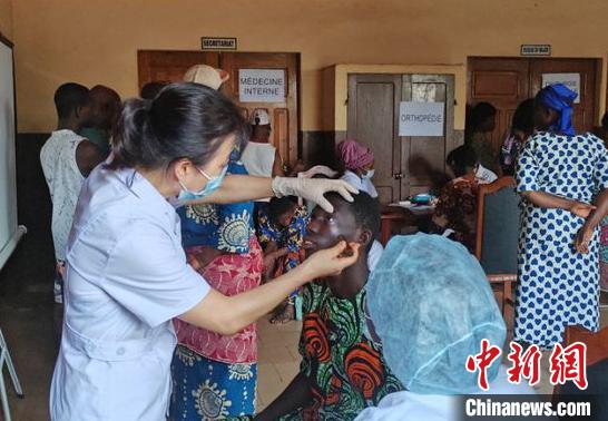 義診現(xiàn)場?！≈袊?寧夏)第26批援貝寧醫(yī)療隊 供圖