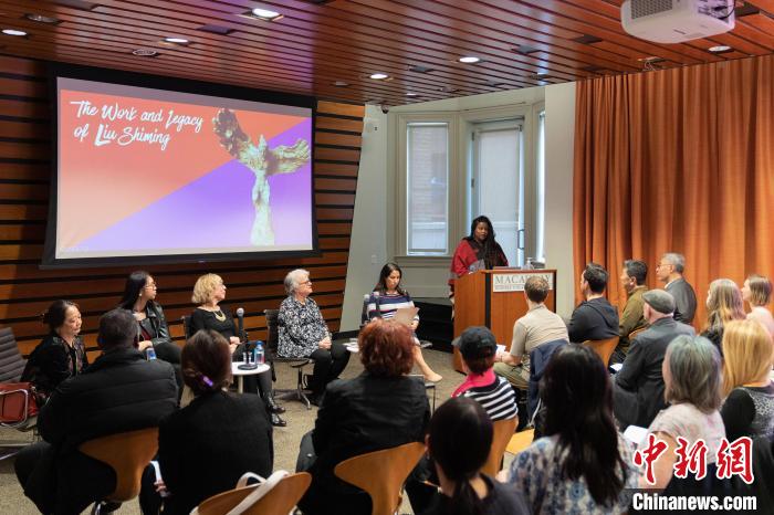 4月11日，紐約市立大學(xué)麥考利榮譽學(xué)院院長達拉·伯恩主持劉士銘雕塑作品《想飛的人》收藏揭幕儀式?！⑹裤懰囆g(shù)基金會 供圖