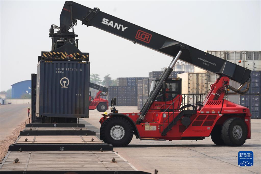 4月15日，老中鐵路有限公司的工人在老撾萬象南站裝載貨物。萬象南站是中老鐵路老撾段主要貨運站，靠近老撾與泰國邊境。因其獨特的地理位置和物流轉(zhuǎn)運配送區(qū)位優(yōu)勢，萬象南站成為中老泰等國貨物中轉(zhuǎn)的“旱碼頭”。新華社記者 邢廣利 攝