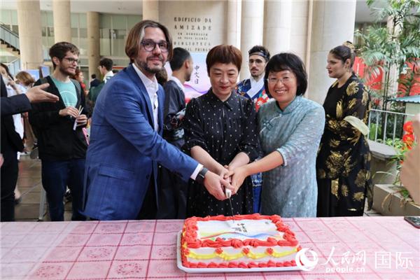 活動(dòng)現(xiàn)場(chǎng)，田敏總領(lǐng)事與里約天主教大學(xué)孔子學(xué)院中外方院長(zhǎng)共同切蛋糕祝賀中文日活動(dòng)成功舉辦。人民網(wǎng)記者時(shí)元皓 攝