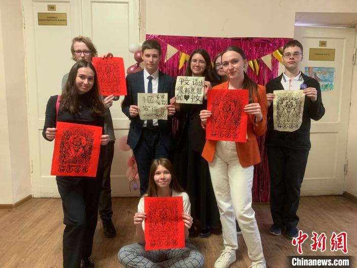 4月21日，莫斯科國立語言大學(xué)孔子學(xué)院附屬中學(xué)舉辦“國際中文日”活動，學(xué)生們展示自己的學(xué)習(xí)成果。　莫斯科國立語言大學(xué)孔子學(xué)院 供圖