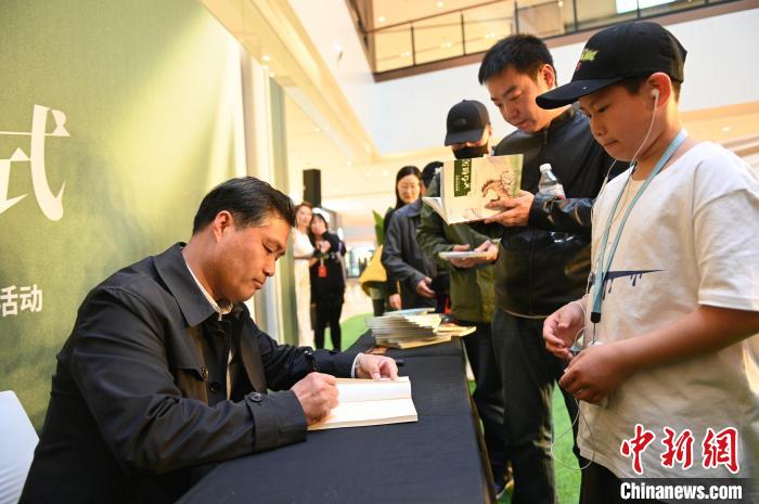 薛濤進(jìn)行圖書簽售?！∮诤Ｑ?攝