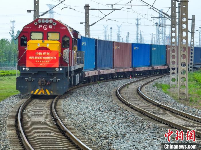 中歐班列長安號俄羅斯菜籽油回程石羊集團專列順利抵達西安國際港站。　西安國際港務區(qū)供圖