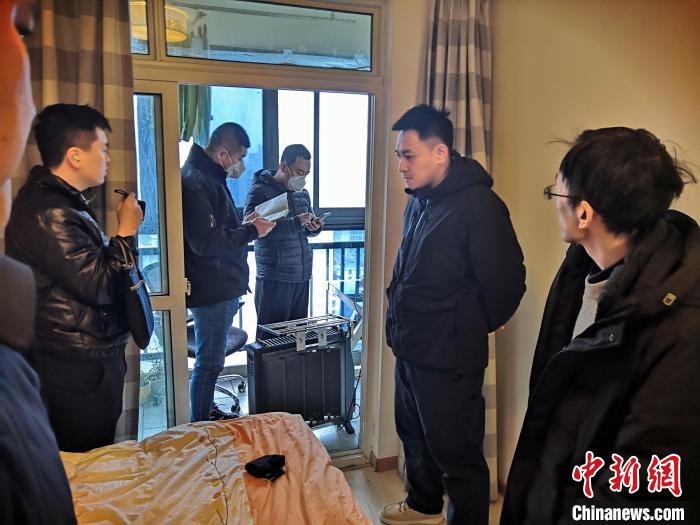 丹東市公安局民警抓捕犯罪嫌疑人，在其家中進行搜查?！〉|市公安局供圖