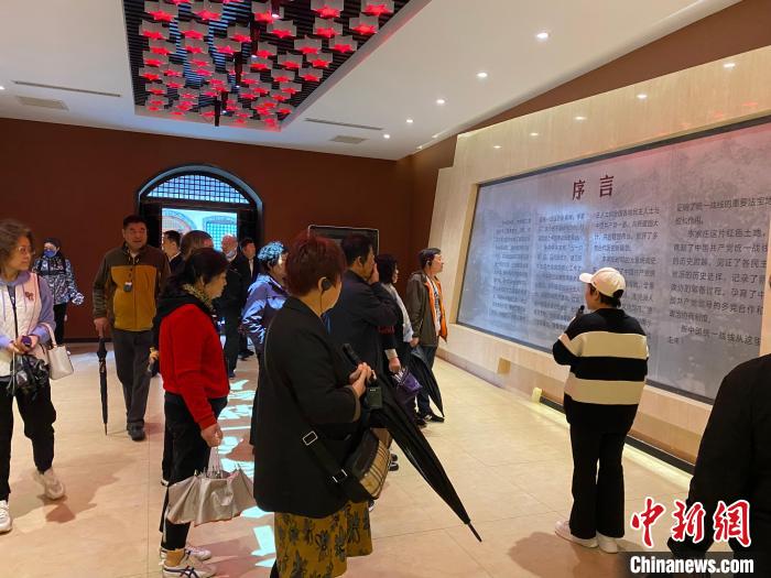 中共中央統(tǒng)戰(zhàn)部舊址里參觀者絡繹不絕。　李曉偉 攝