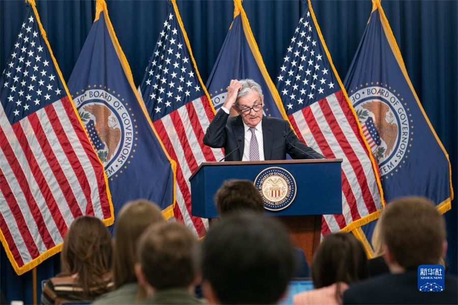 5月3日，美國(guó)聯(lián)邦儲(chǔ)備委員會(huì)主席鮑威爾在華盛頓出席新聞發(fā)布會(huì)。美國(guó)聯(lián)邦儲(chǔ)備委員會(huì)3日結(jié)束為期兩天的貨幣政策會(huì)議，宣布再次將聯(lián)邦基金利率目標(biāo)區(qū)間上調(diào)25個(gè)基點(diǎn)到5%至5.25%之間。新華社記者劉杰攝