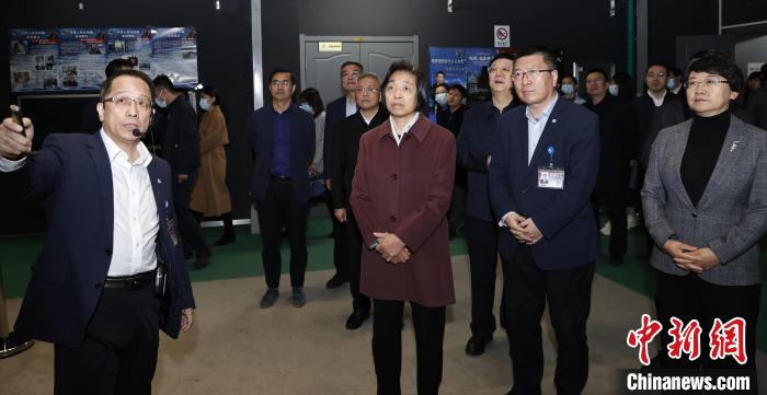 臺(tái)盟中央主席蘇輝近日率調(diào)研組赴吉林、遼寧開展重點(diǎn)考察調(diào)研。圖為在中航工業(yè)沈陽(yáng)飛機(jī)設(shè)計(jì)研究所調(diào)研。　臺(tái)盟中央供圖