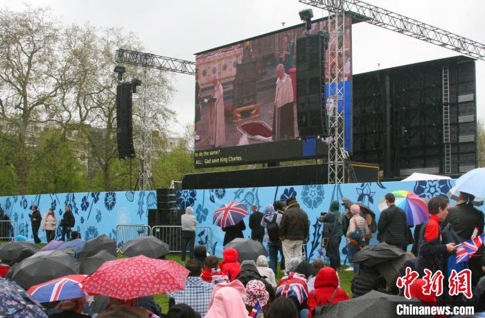 當?shù)貢r間5月6日，英國國王查爾斯三世的加冕儀式舉行。民眾雨中觀看儀式?！W陽開宇 攝