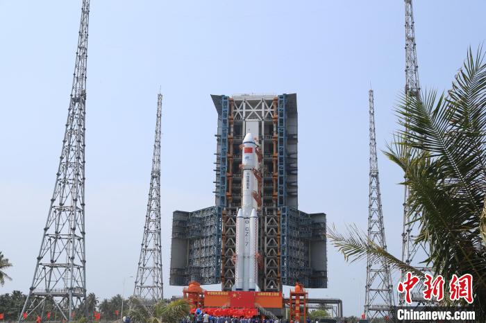 北京時間5月7日，天舟六號貨運飛船與長征七號遙七運載火箭組合體垂直轉運至發(fā)射區(qū)?！∏窳④?黃國暢 攝