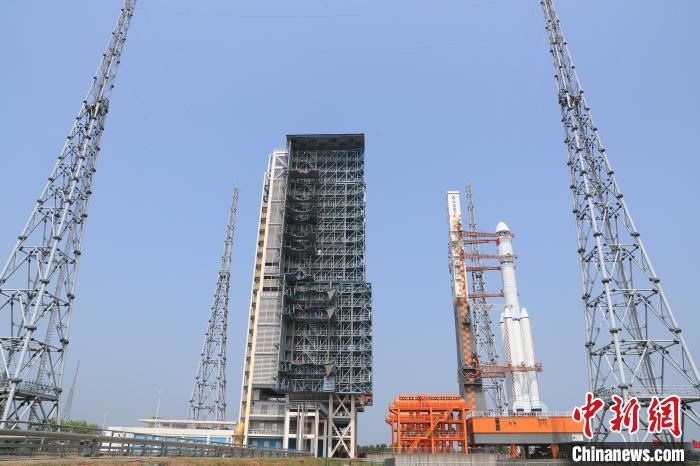 北京時間5月7日，天舟六號貨運飛船與長征七號遙七運載火箭組合體垂直轉運至發(fā)射區(qū)。　邱立軍 黃國暢 攝
