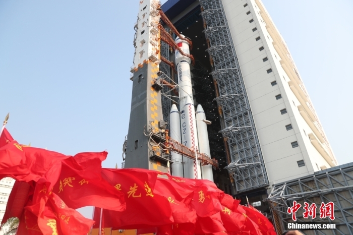 圖為轉(zhuǎn)運(yùn)現(xiàn)場(chǎng)。攝影 邱立軍 黃國(guó)暢